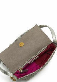 Pochette argentée métallique à texture lisse, avec un rabat en daim gris, un bouton-pression doré, et une poche intérieure zippée bordeaux.