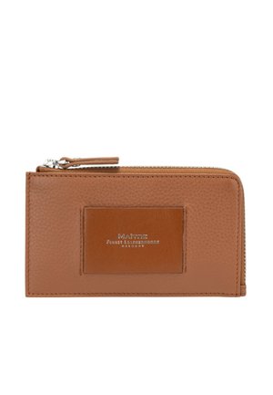 Braun ledernes Wallet mit einer strukturierten Oberfläche, einem Reißverschluss und einem kontrastierenden glatten Lederpanel mit silberner Branding.