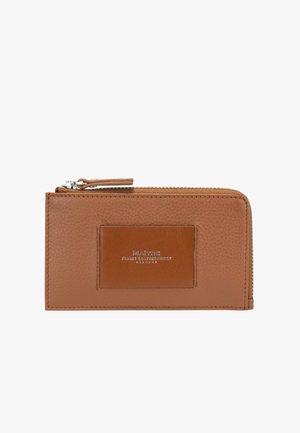 Portafoglio in pelle marrone con superficie texturizzata, chiusura a zip e un pannello in pelle liscia a contrasto con branding in argento.