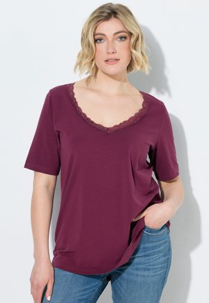 Ulla Popken, LACE TRIM SHORT SLEEVE V-NECK TEE - T-Shirt print - dark berry