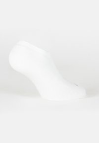 Calcetín blanco hasta el tobillo con una textura suave, material ligero, puño acanalado y puntera reforzada, presentado en vista lateral.