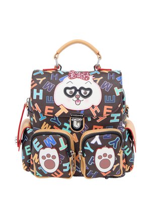 Rucksack mit buntem Buchstabenmuster, Cartoon-Hundegesicht mit Brille und rosa Schleife sowie Pfotenabdrücken auf den Vorderfächern.