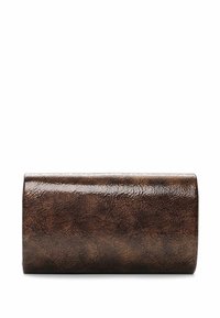 Clutch marrón de cuero sintético con un acabado liso y brillante. Forma rectangular con una superficie texturizada y patrones sutiles.