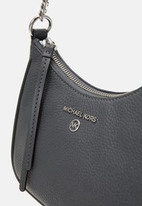 MICHAEL Michael Kors CHARM POUCHETTE - Käsilaukku - slate