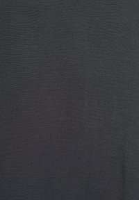 Textura de tela gris oscuro con un patrón sutil de tejido y ligeras arrugas, que sugiere un material suave y ligero.