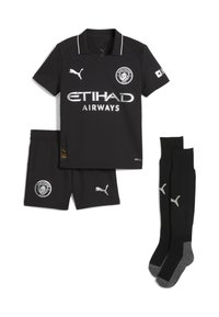 Schwarzes Fußballtrikot bestehend aus einem kurzärmeligen Hemd mit Kragen, passenden Shorts und schwarzen Socken mit grauen Akzenten, die Logos und Text enthalten.