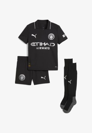 Czarny zestaw piłkarski, w tym koszulka z krótkim rękawem i kołnierzykiem, dopasowane spodenki oraz czarne skarpetki z szarymi akcentami, z widocznymi logo i tekstem.