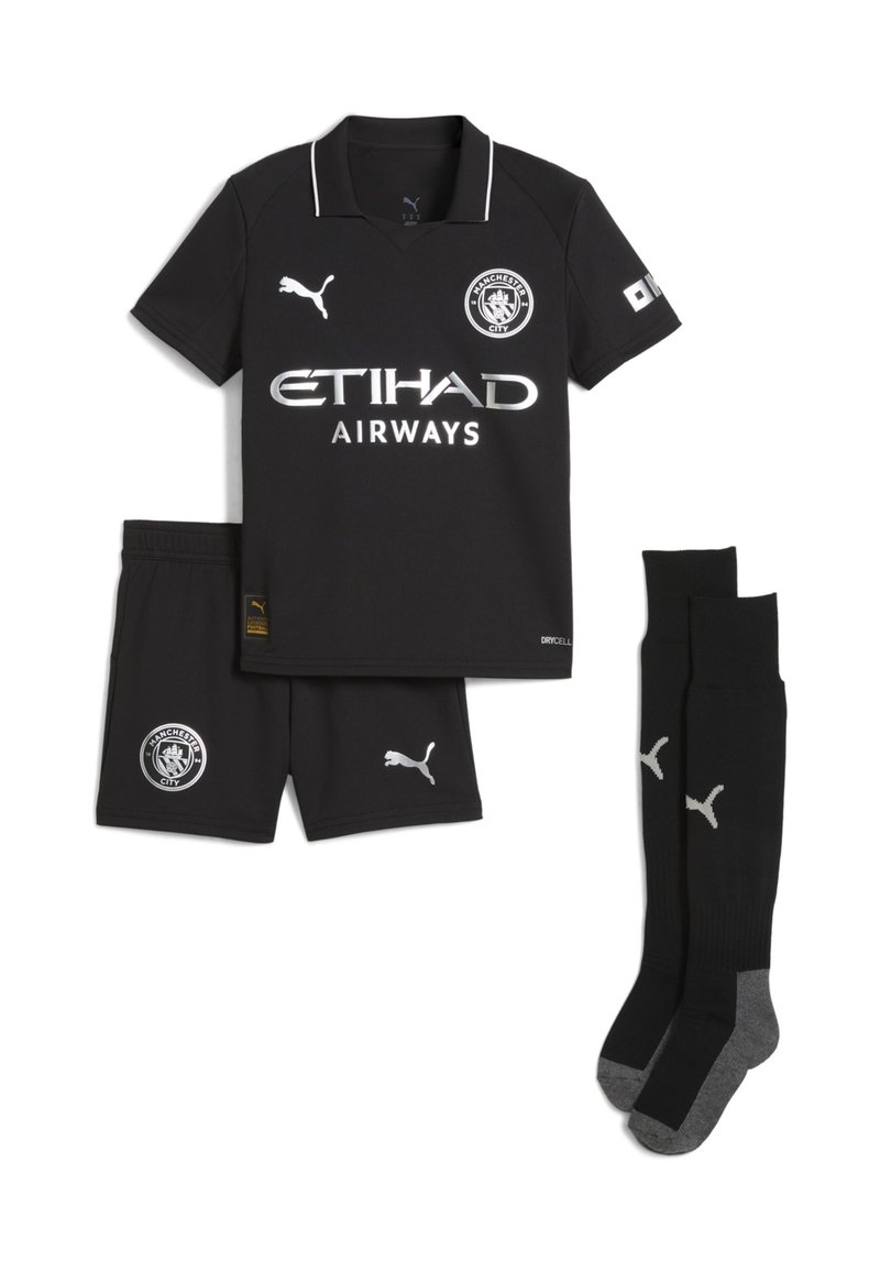 Schwarzes Fußballtrikot bestehend aus einem kurzärmeligen Hemd mit Kragen, passenden Shorts und schwarzen Socken mit grauen Akzenten, die Logos und Text enthalten.