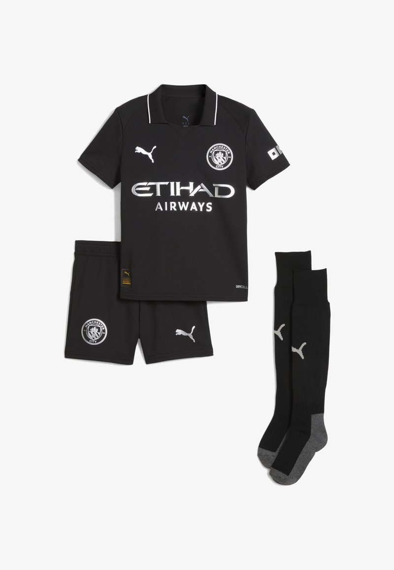 Zwarte voetbaloutfit bestaande uit een shirt met korte mouwen en een kraag, bijpassende shorts en zwarte sokken met grijze accenten, met logo's en tekst.