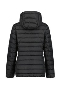 Zwarte pufferjack met horizontale gestikte secties, een capuchon en een gladde textuur. Heeft een relaxte pasvorm en geen zichtbare hardware.