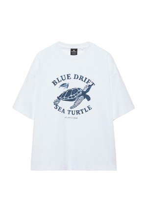 Biela tričko s krátkym rukávom s modrou grafikou morskej korytnačky a nápisom "BLUE DRIFT SEA TURTLE ATLANTIC ZONE" uprostred na prednej strane.