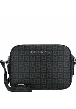 Schwarze rechteckige Umhängetasche mit wiederholtem dunkelgrauem "R"-Muster und silbernem "REPLAY"-Logo auf der Vorderseite, verstellbarer Riemen an der Seite.