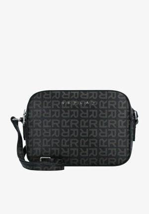 Sort rektangulær crossbody-taske med gentagende mørkegråt "R"-mønster og sølv "REPLAY"-logo foran, justerbar strop på siden.
