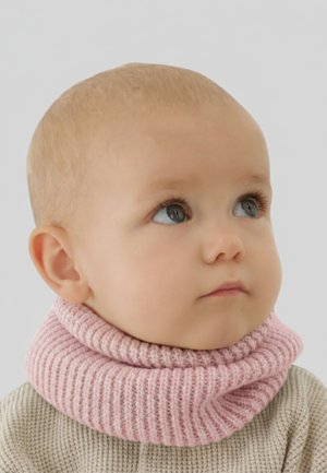 Chauffe-cou en maille côtelée rose clair, texture confortable, bord roulé épais, porté par un enfant. Tissu doux sur un fond de pull neutre.