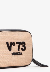 Geweven strooi zak met zwart lederen afwerking, met een textuur oppervlak en zwart geborduurde "V°73 VENEZIA" logo. Zwarte kwastaccent.