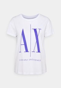 Biała koszulka z krótkim rękawem z dużym fioletowym napisem "A | X" oraz mniejszym napisem "Armani Exchange" wyśrodkowanym z przodu.