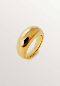 Anillo de metal dorado con un diseño liso y redondeado y un acabado brillante. Presenta una banda sólida y continua sin ninguna ornamentación ni patrones.