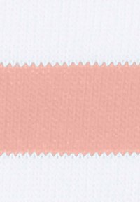 Strickstoff mit abwechselndem weißen und strukturiertem korallenrosa horizontalen Streifen, mit leicht gewellten Kanten.