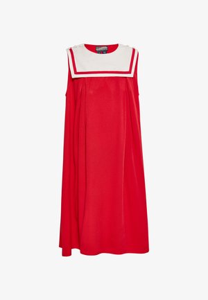 Rochie roșie fără mâneci, cu guler de marinar alb, având un tiv roșu și butoane decorative pe umeri, confecționată dintr-un material neted.