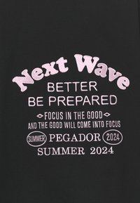 Pegador NAIA HEAVY OVERSIZED TEE - Apdrukāts T-krekls - black