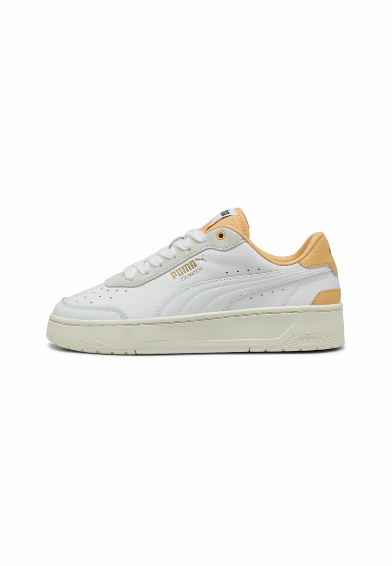 Sneakers Puma CA Match in pelle bianca con dettagli arancioni chiari. Presentano dettagli perforati, lacci piatti e una suola in gomma testurizzata.