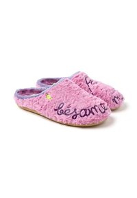 Chaussons roses en peluche avec des accents violets, arborant "bésame" en lettres foncées, texture douce et semelle plate pour un usage intérieur.