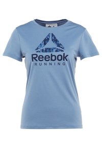 Maglietta atletica a manica corta di colore azzurro chiaro, realizzata in tessuto liscio, con un grande logo Reebok di colore blu scuro e un design a triangolo sulla parte frontale.