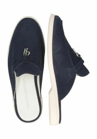 Marina blå mocka slip-on skor med en mjuk textur, vit gummisula och silverdetaljer framtill.