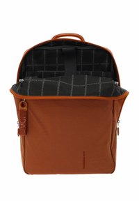Sac à dos rectangulaire orange en tissu texturé, avec fermeture éclair et intérieur noir affichant un motif de logo. Comprend une poignée de transport extérieure.