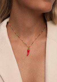 Collana di perline colorate con pendente a forma di peperoncino rosso. Presenta piccole perline di vari colori e un attacco con catena dorata.