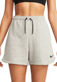Grijze katoenen sweatshorts met een elastische tailleband en zwarte trekkoord, voorzien van een klein zwart Nike-logo op de linksonder.