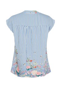 Blå og hvid stribet bluse med blomstermotiv nederst, korte kapærmer og en samlet detalje på ryggen. Glat stoftekstur.