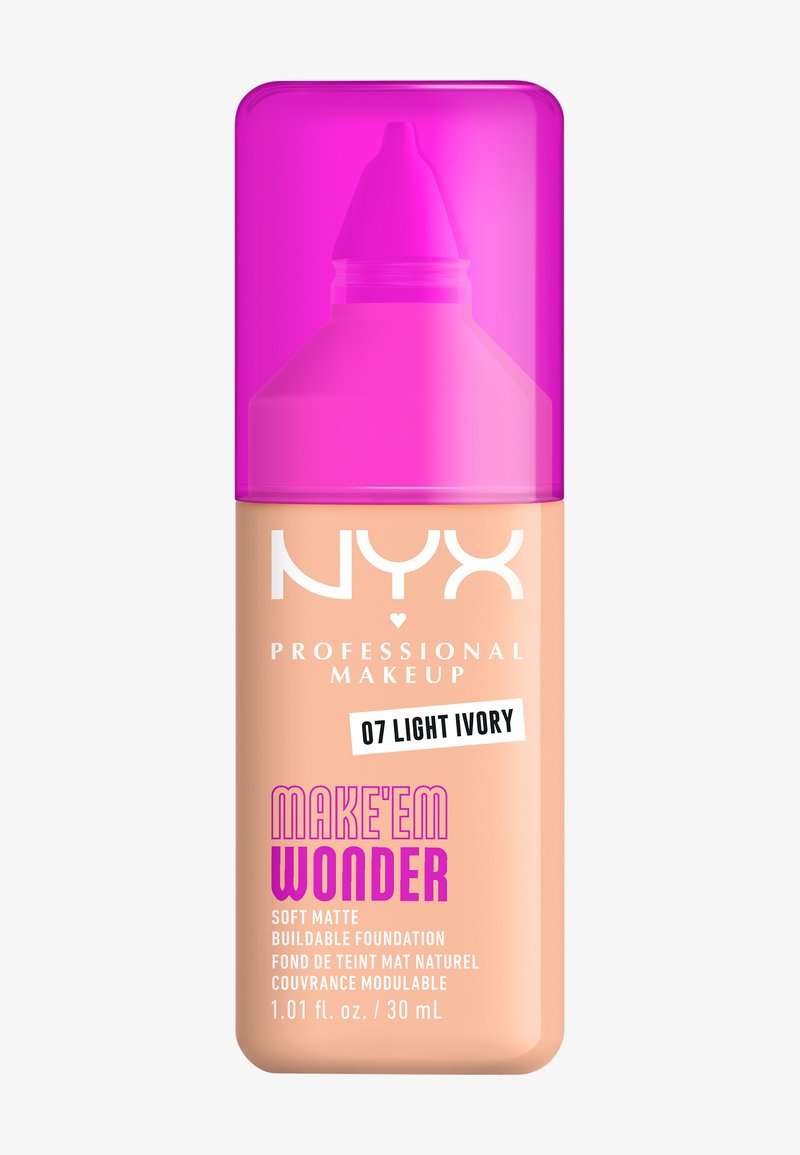 Flacon de fond de teint liquide ivoire clair avec un capuchon rose, arborant le texte "MAKE'EM WONDER" en typographie moderne et audacieuse, avec une étiquette indiquant une capacité de 30 mL.