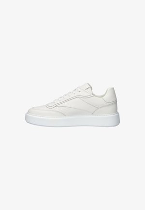Witte leren sneaker met een gladde textuur, ronde neus, vetersluiting en een gevoerde rubberen zool, met subtiele stikseldetails.