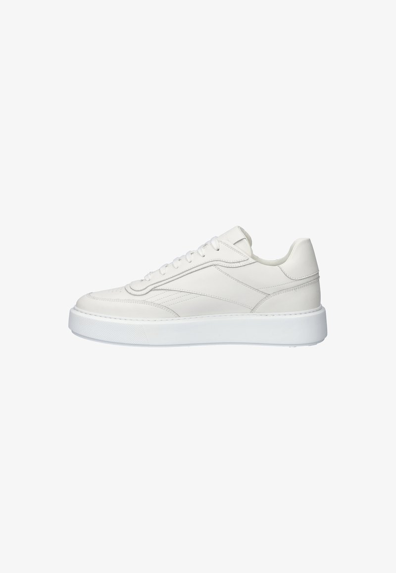 Witte leren sneaker met een gladde textuur, ronde neus, vetersluiting en een gevoerde rubberen zool, met subtiele stikseldetails.