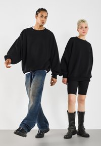 YOURTURN OVERSIZE BASIC CREWNECK UNISEX - Felpa - true black