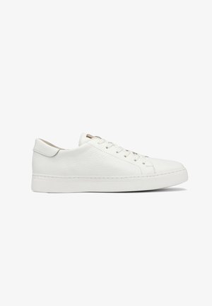 Weiße Leder-Sneaker mit strukturierter Oberfläche, flachen Schnürsenkeln und einer glatten Gummisohle. Minimalistisches Design ohne sichtbare Marken oder Muster.
