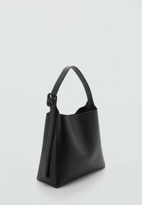 Borsa tote nera in pelle con un'unica maniglia rotonda, caratterizzata da una finitura liscia e opaca e un design minimalista. Nessun hardware visibile o motivi.