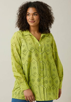 Limettengrünes Hemd mit Knöpfen, mit aufwendigen Lochstickereien, langen Ärmeln und klassischem Kragen. Weiche Textur und lässige Passform.