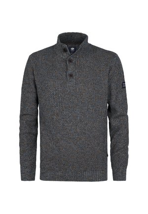 Harmaa ja sininen teksturoitu neulepusero korkealla kauluksella ja kolmella tummalla napilla etumuksen kaula-alueella, pitkät hihat ja ribbaatut hihansuut.