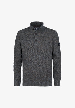 Harmaa ja sininen teksturoitu neulepusero korkealla kauluksella ja kolmella tummalla napilla etumuksen kaula-alueella, pitkät hihat ja ribbaatut hihansuut.