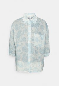 Camisa de manga corta de color azul claro con un patrón, fabricada en un tejido transparente, con cuello tipo solapa y un solo bolsillo en el pecho. Botones en la parte delantera.