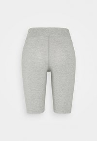 Leggings de algodón gris con una textura suave, que presentan una cintura alta y longitud hasta mitad del muslo, sin patrones visibles ni detalles de hardware.
