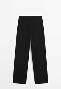 Pantalon noir droit avec deux poches passepoilées à l'arrière, taille avec passants de ceinture, posé à plat sur fond blanc.