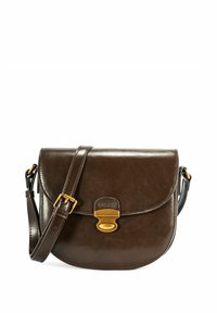 Brązowa skórzana torba o zaokrąglonym kształcie, z zapięciem w kolorze złotym i regulowanym paskiem na ramię. Gładka faktura i subtelne logo na klapie.