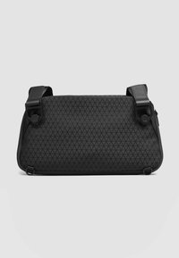 Borsa nera con motivo geometrico e superficie testurizzata, dotata di spallacci regolabili e robusti accessori, progettata per durabilità e versatilità.