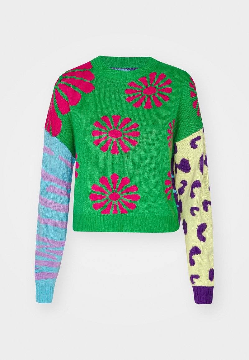 Pull vert tricoté avec de grandes fleurs roses sur le corps, manche gauche rayée bleue et violette, et manche jaune avec des taches de léopard violettes.