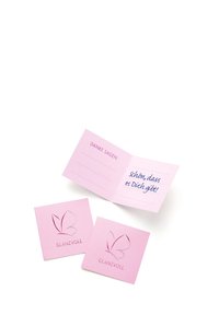 Różowa kartka powitalna z wytłaczanym wzorem motyla, zawierająca tekst napisany odręcznie oraz puste linie na spersonalizowaną wiadomość. Dołączone są również dwa pasujące kwadraty.