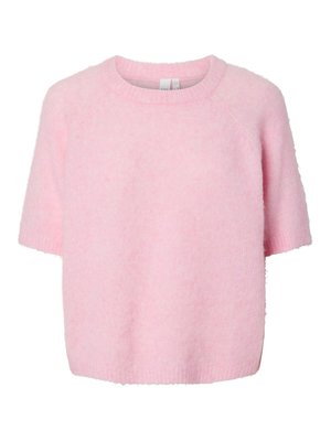 Minkštas, trumpomis rankovėmis, šviesiai rožinis pūkuotas megztinis su apvalia iškirpte ir laisvo kirpimo, pateiktas ant balto fono.