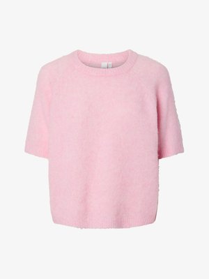 Minkštas, trumpomis rankovėmis, šviesiai rožinis pūkuotas megztinis su apvalia iškirpte ir laisvo kirpimo, pateiktas ant balto fono.